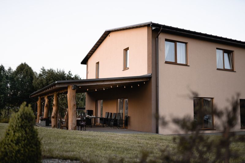 Meda house : pokylio salė