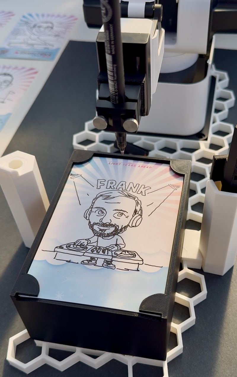 Robotas, gyvai piešiantis portretus