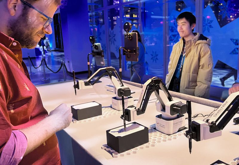 Robotas, gyvai piešiantis portretus #2