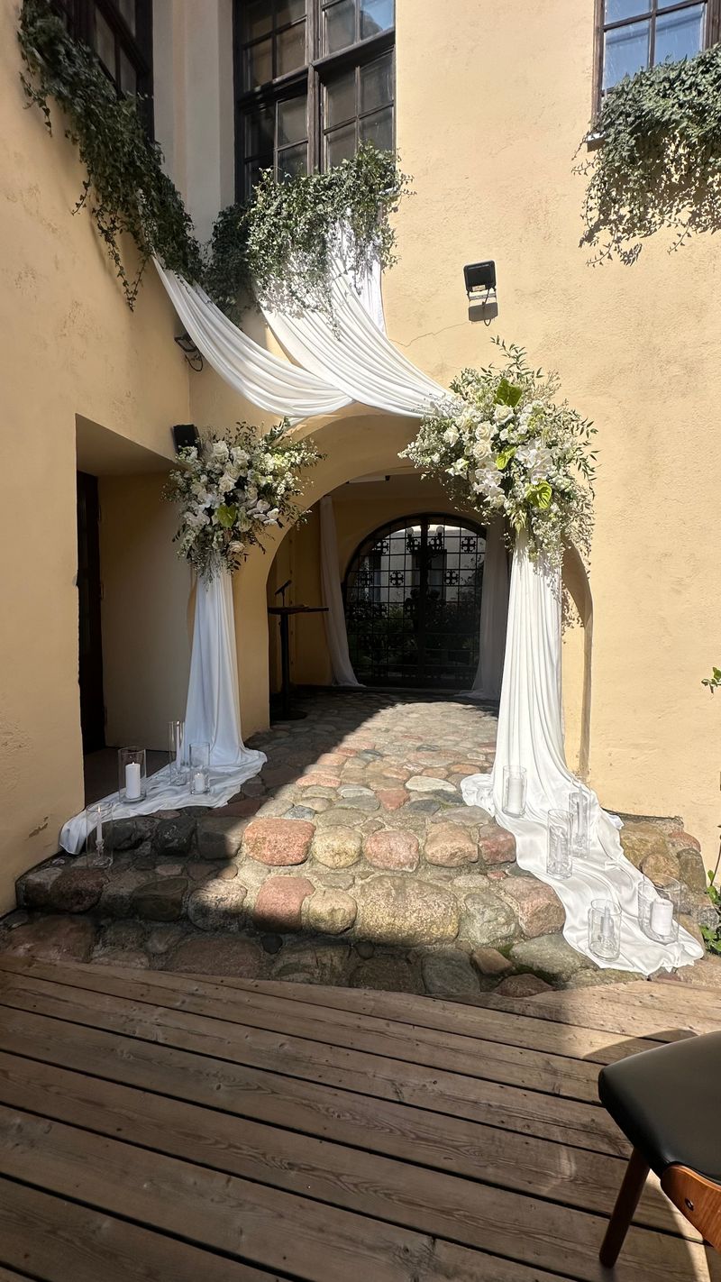 Le Garden Rotušė | Tuoktuvių ceremonija kiemelyje