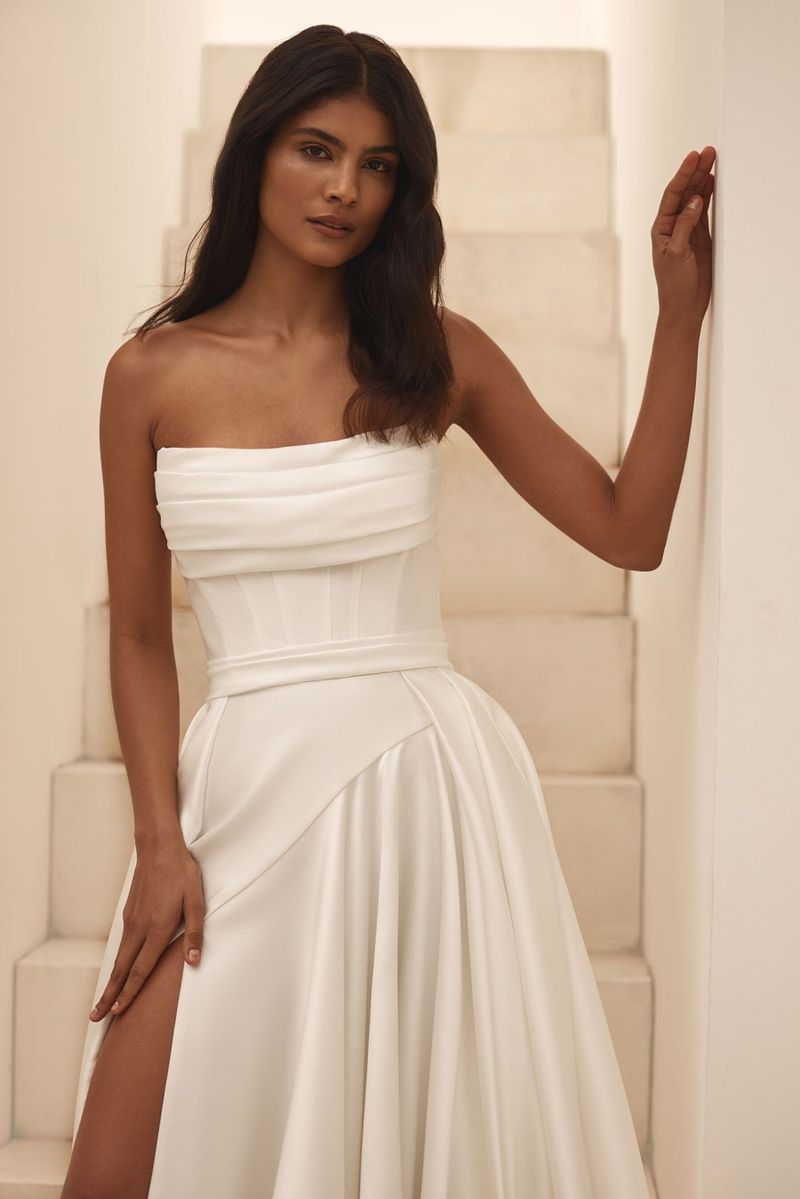 BALTOS SUKNELĖS NAMAI