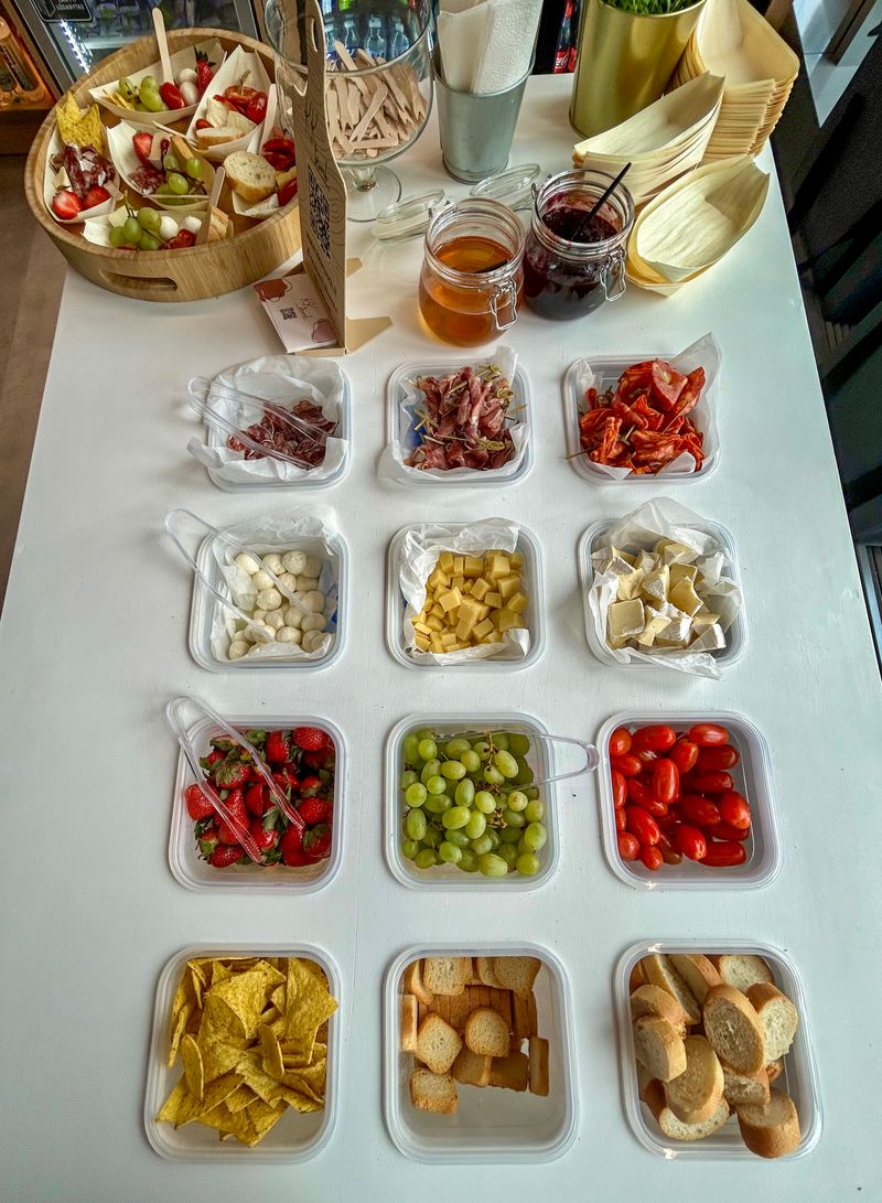 KK brunch užkandžių stalas - su šampano staliuku! #2