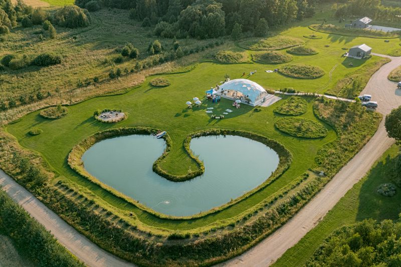 Be laiko paviljonas Pievoje